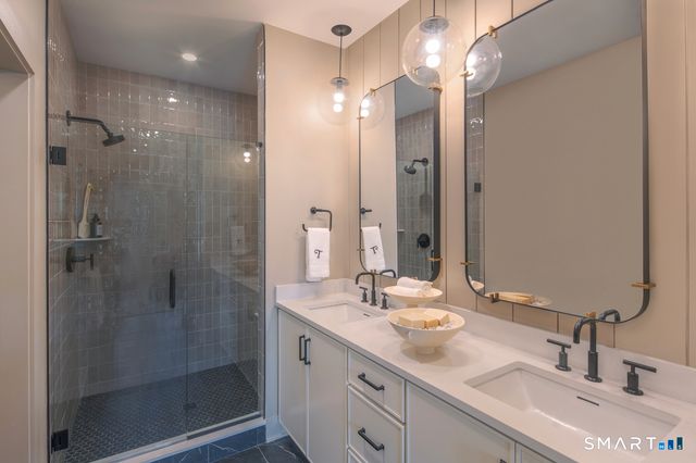 10 Hillcrest Drive 5, Woodbridge, CT 06525