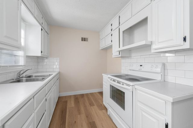 1844 S Volutsia Ave, Wichita, KS 67211
