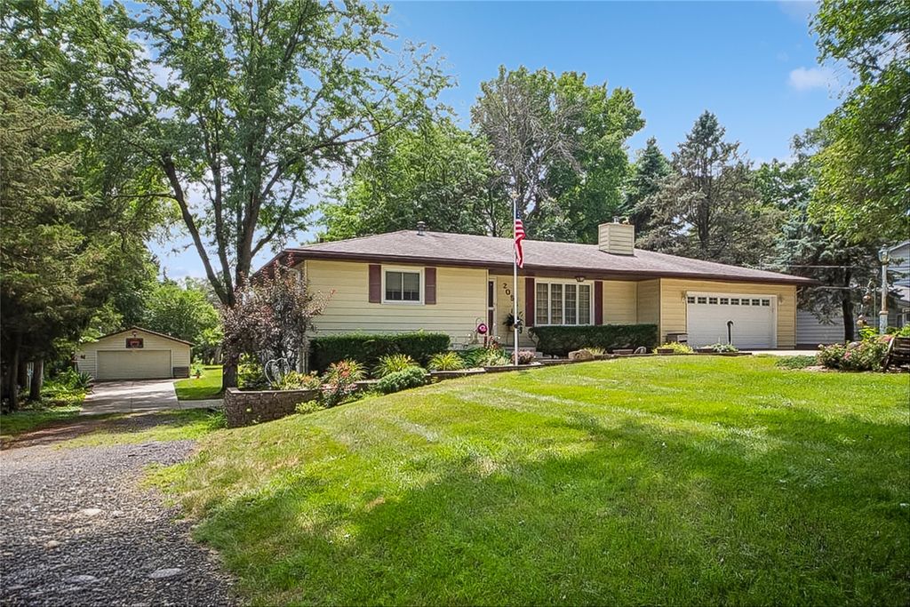 2055 E Leland Avenue, Des Moines, IA 50320