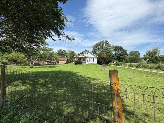 16347 Chieftain Road, Tonganoxie, KS 66086