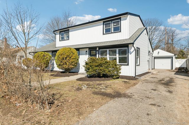 38 Somerset Road E, Amityville, NY 11701