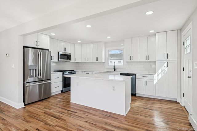 38 Somerset Road E, Amityville, NY 11701