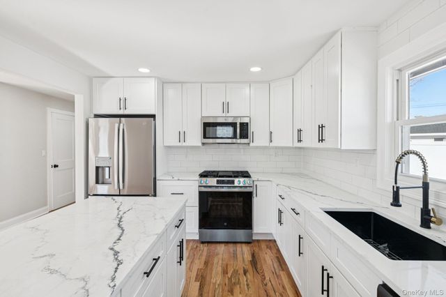 38 Somerset Road E, Amityville, NY 11701