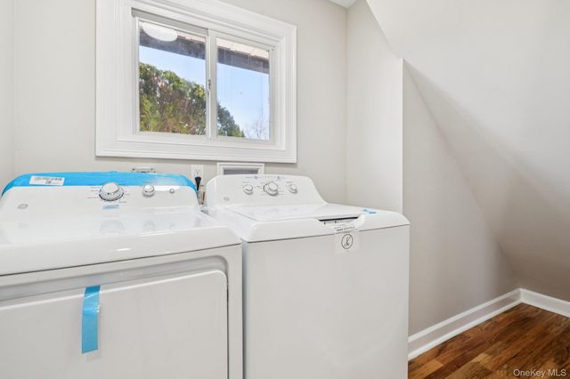 38 Somerset Road E, Amityville, NY 11701