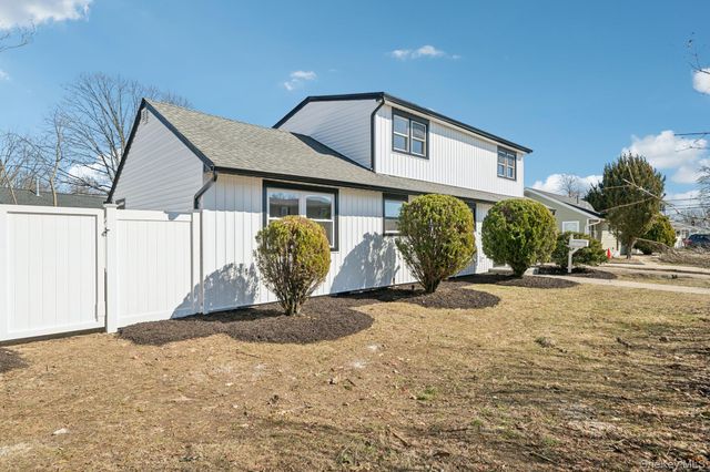 38 Somerset Road E, Amityville, NY 11701