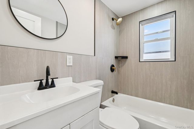 38 Somerset Road E, Amityville, NY 11701