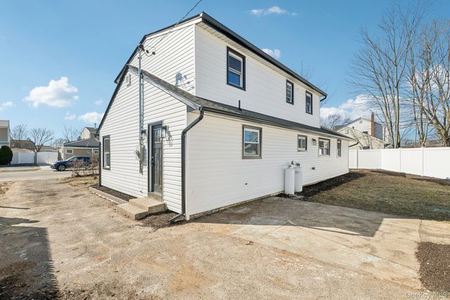 38 Somerset Road E, Amityville, NY 11701