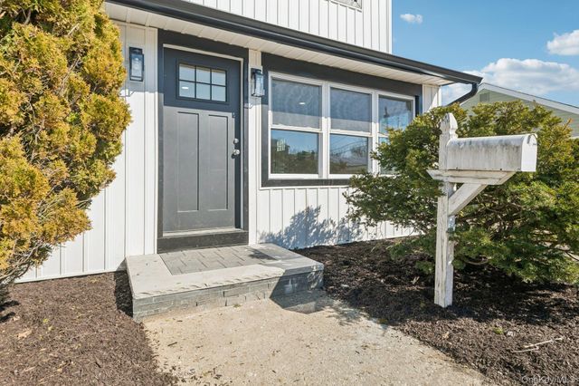 38 Somerset Road E, Amityville, NY 11701