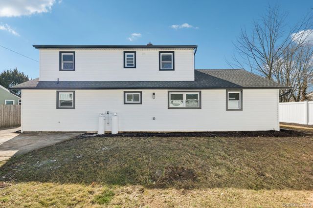 38 Somerset Road E, Amityville, NY 11701