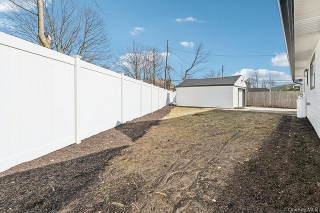 38 Somerset Road E, Amityville, NY 11701