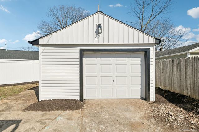 38 Somerset Road E, Amityville, NY 11701