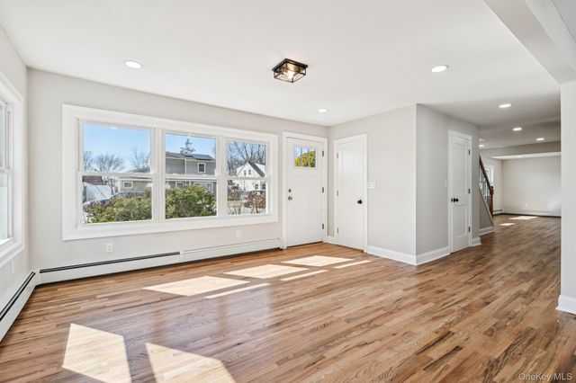 38 Somerset Road E, Amityville, NY 11701