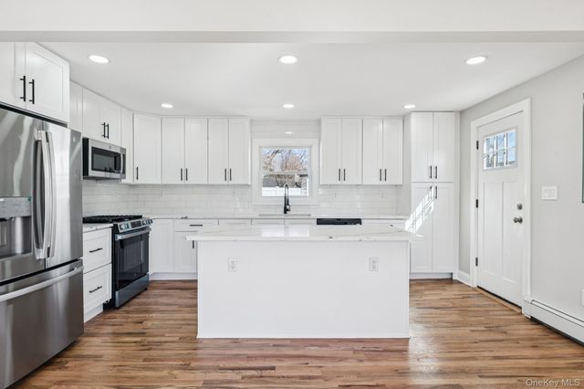 38 Somerset Road E, Amityville, NY 11701