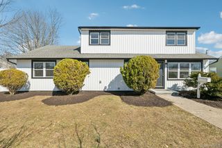 38 Somerset Road E, Amityville, NY 11701