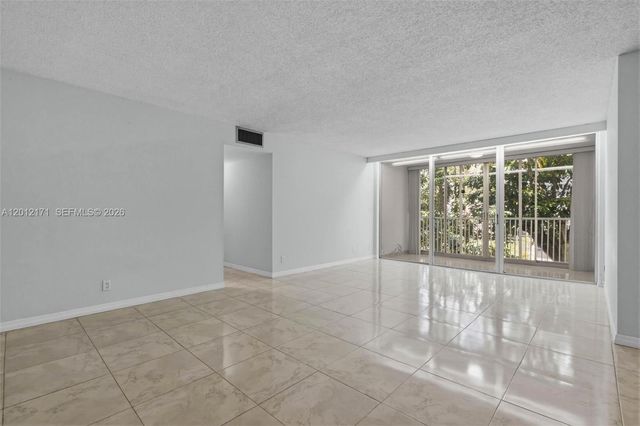 950 NE 199th St 2H, Miami, FL 33179