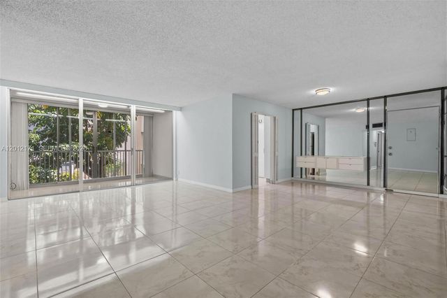 950 NE 199th St 2H, Miami, FL 33179