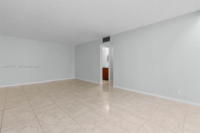 950 NE 199th St 2H, Miami, FL 33179