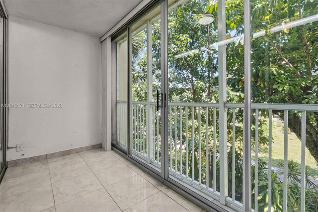 950 NE 199th St 2H, Miami, FL 33179