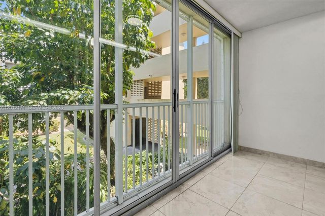 950 NE 199th St 2H, Miami, FL 33179