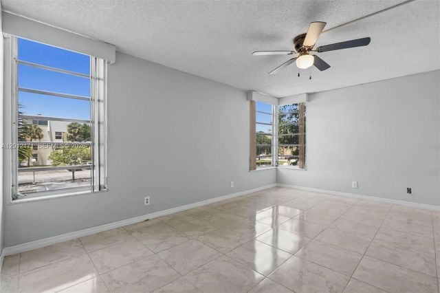 950 NE 199th St 2H, Miami, FL 33179