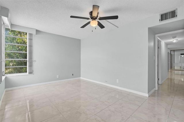 950 NE 199th St 2H, Miami, FL 33179