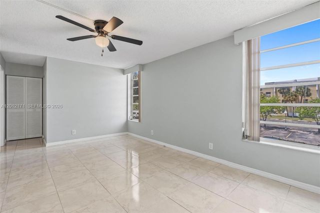 950 NE 199th St 2H, Miami, FL 33179