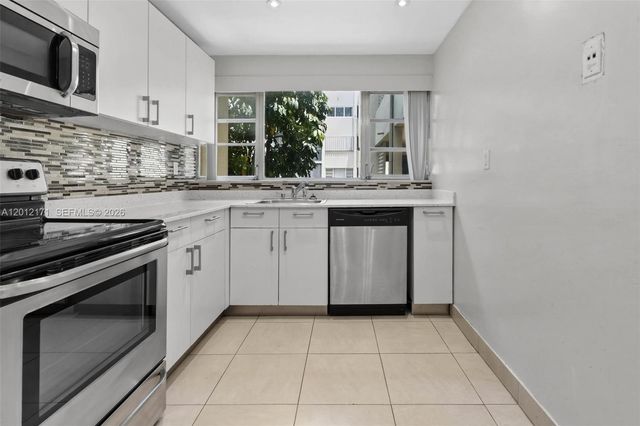 950 NE 199th St 2H, Miami, FL 33179
