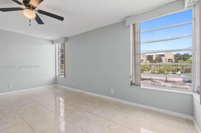 950 NE 199th St 2H, Miami, FL 33179