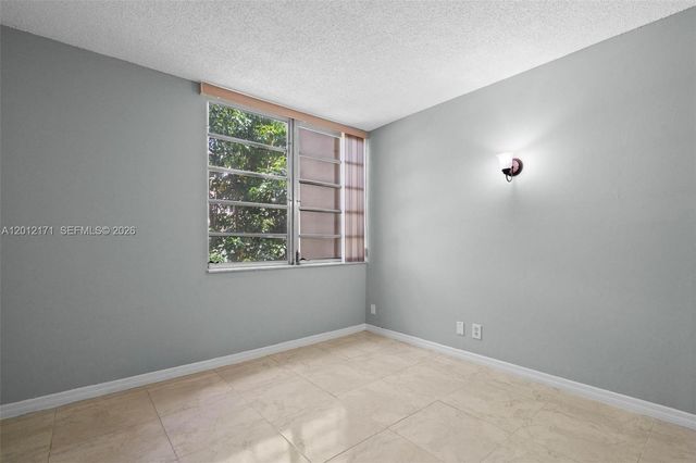 950 NE 199th St 2H, Miami, FL 33179