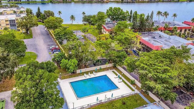 950 NE 199th St 2H, Miami, FL 33179