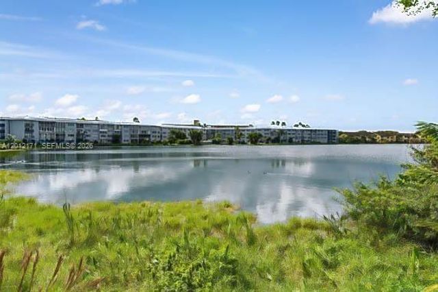 950 NE 199th St 2H, Miami, FL 33179