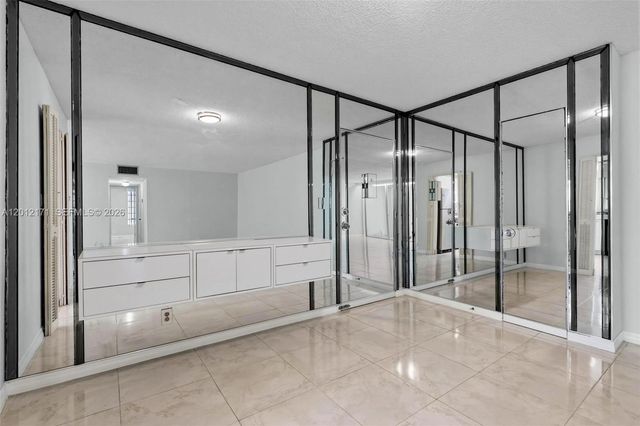 950 NE 199th St 2H, Miami, FL 33179