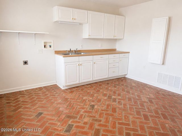 135 Pine Grove Avenue, Biloxi, MS 39531