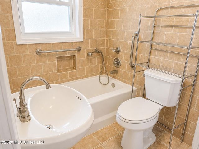 135 Pine Grove Avenue, Biloxi, MS 39531