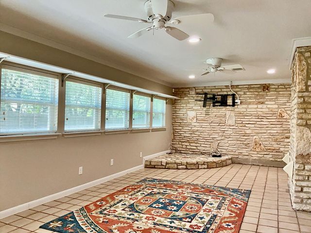 201 Oakwood DR, Georgetown, TX 78628