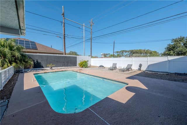 2301 Vialoux Dr, Corpus Christi, TX 78418