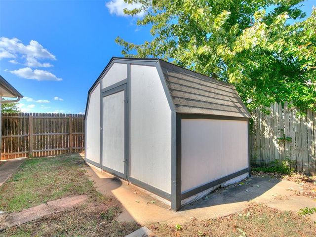 23 Crown Point, Shawnee, OK 74804