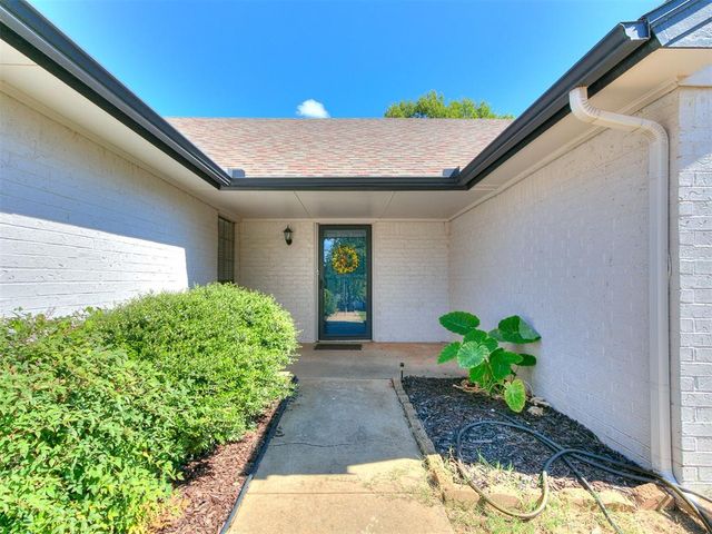 23 Crown Point, Shawnee, OK 74804