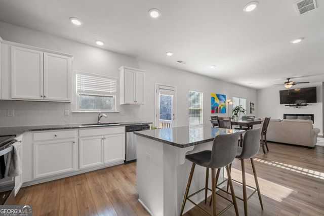 925 Lakehaven Lane, Loganville, GA 30052