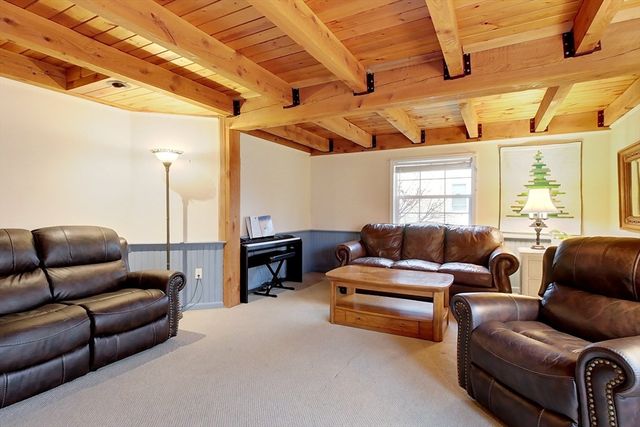 31 Heald St, Pepperell, MA 01463