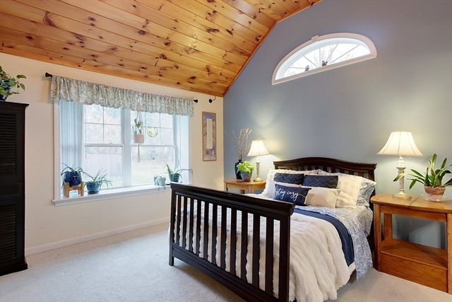 31 Heald St, Pepperell, MA 01463