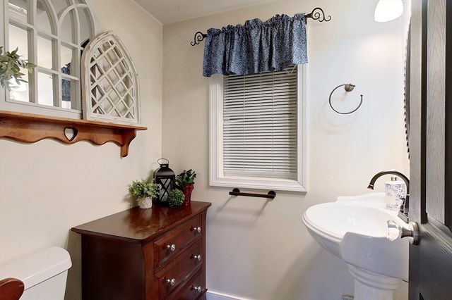 31 Heald St, Pepperell, MA 01463