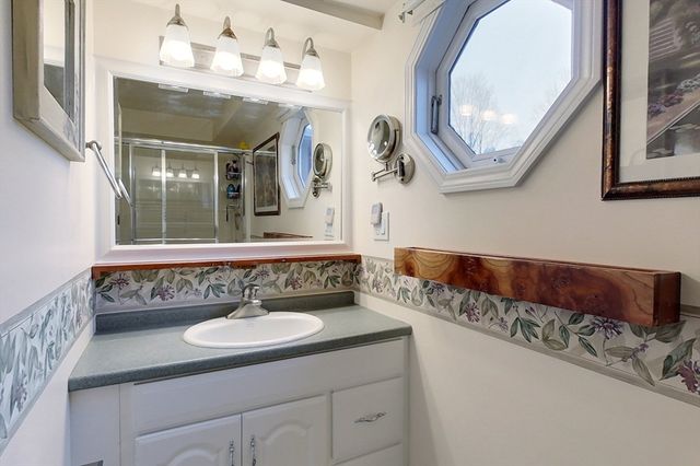 31 Heald St, Pepperell, MA 01463