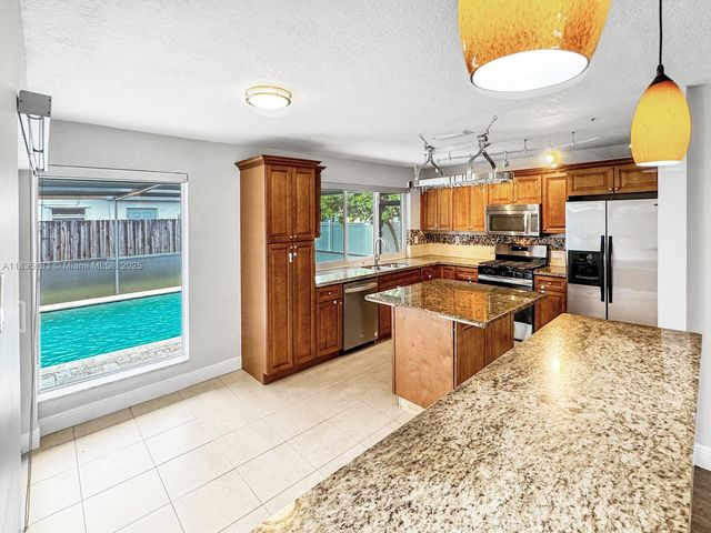 2040 NW 86th Ave, Sunrise, FL 33322