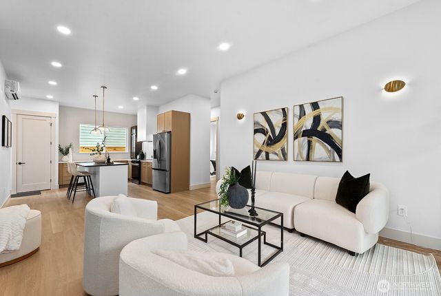 10811 24th Avenue NE, Seattle, WA 98125