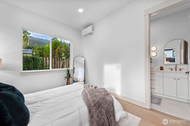 10811 24th Avenue NE, Seattle, WA 98125