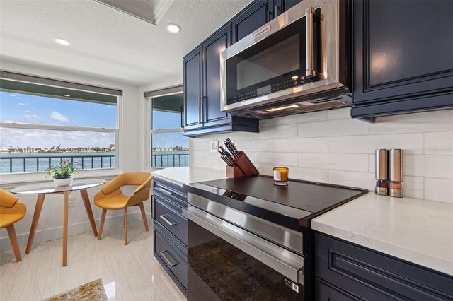 380 8TH AVENUE N 4, Tierra Verde, FL 33715