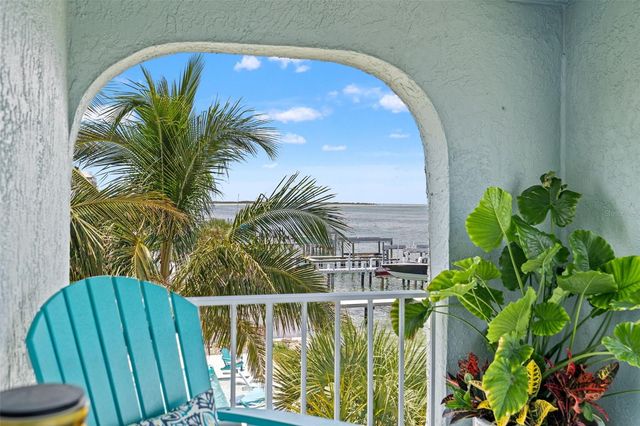 380 8TH AVENUE N 4, Tierra Verde, FL 33715