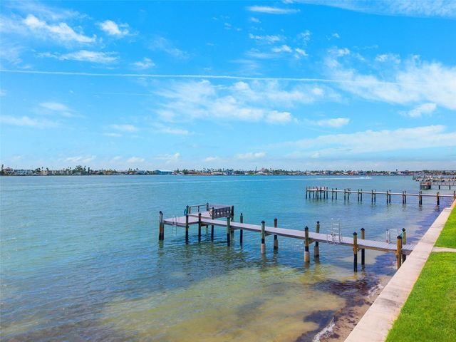 380 8TH AVENUE N 4, Tierra Verde, FL 33715