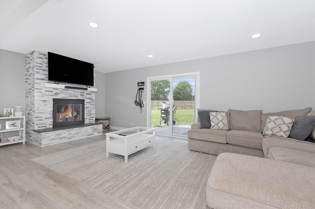 128 Farm Gate Lane, Bolingbrook, IL 60440